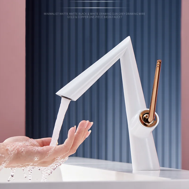 Tuqiu nová povodia faucet kúpeľňa horúca studená biela a zlatá mixér po žeriavovej palube s jednou pákou Tap Basin Mixer Brass White Brush Gold
