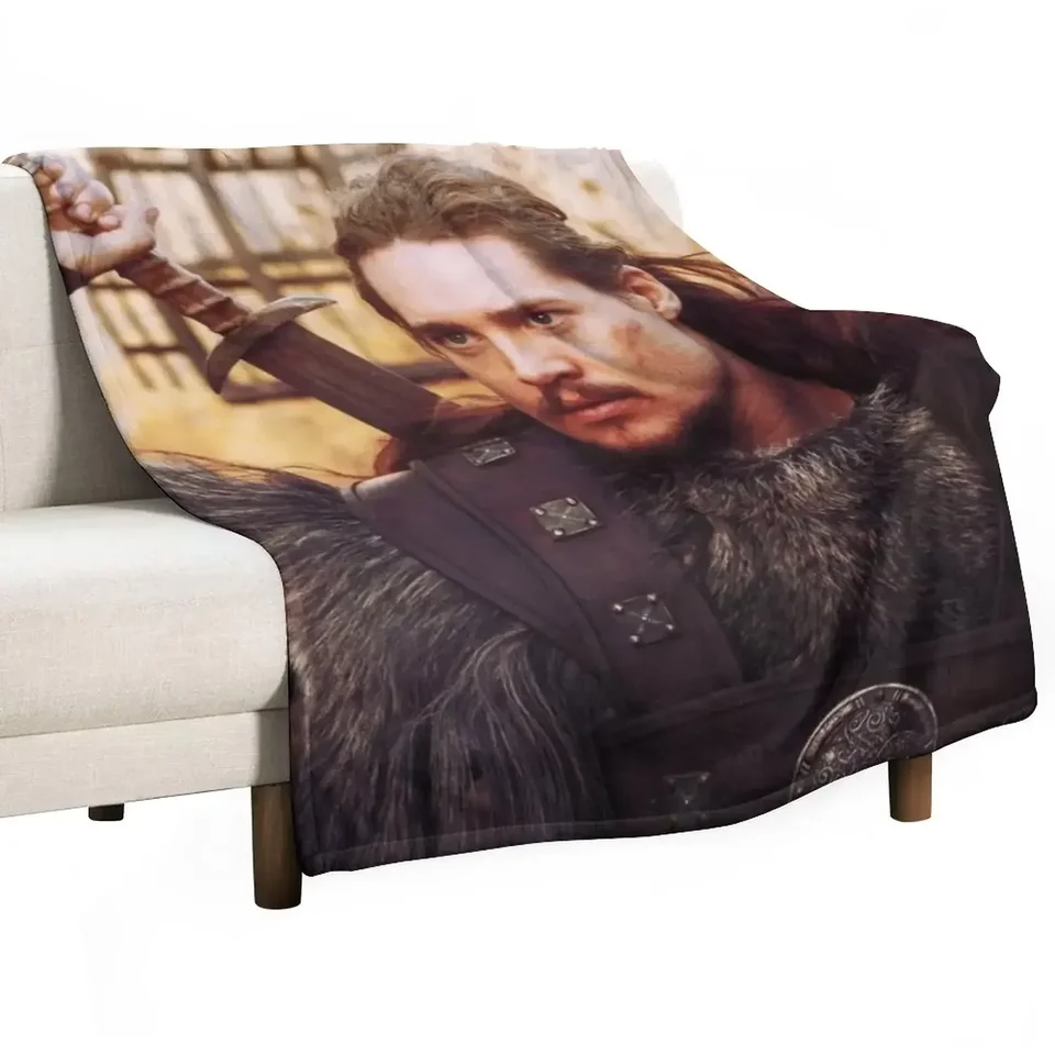 Uhtred of the Last Kingdom hodí prikrývku na zimné prikrývky a hodí prikrývky s jedným dekoratívom