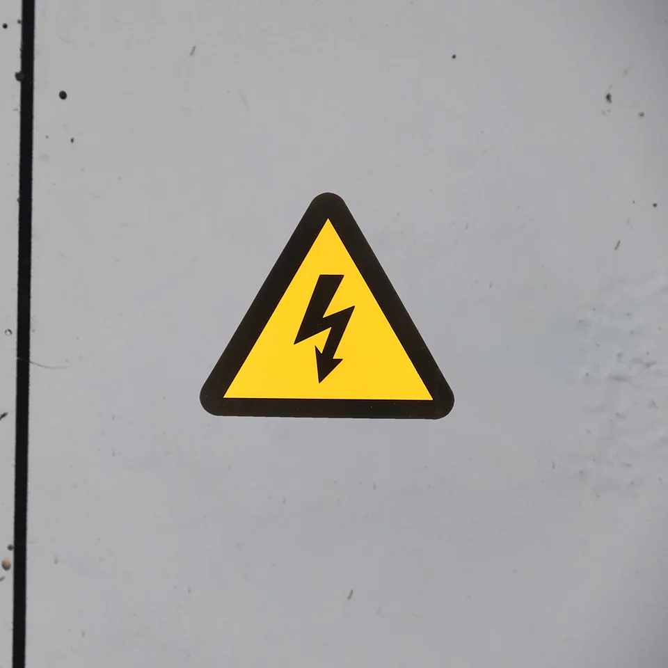 UPOZORNENIE VYSOKÉHO PRÍPRAVA NA NAHLASOVANIE Značka výstražná nálepka elektrických otrasov
