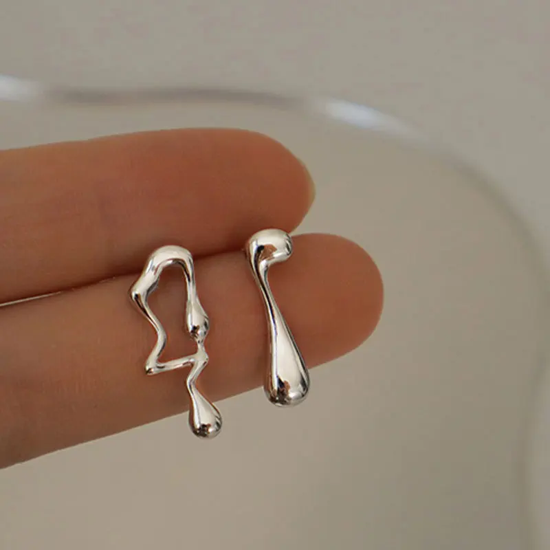 Ventfille 925 Sterling strieborný asymetrický lávový náušnice Dámske prémiové hip hopové náušnice Niche Light Luxusná osobnosť