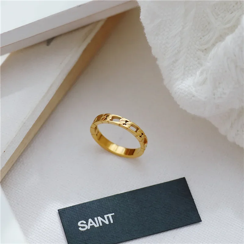 Vintage francúzska dutá reťazec twist ring Dámska módna osobnosť Party prsteň jednoduchý titánový oceľový šperk 18k zlatý