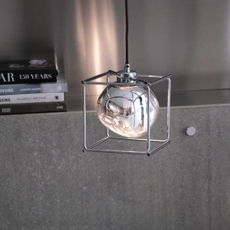 Vintage luster bauhaus minimalistická jedáleň spálňa lustra kaviarňa atmosféra lampa priemyselný veterný luster