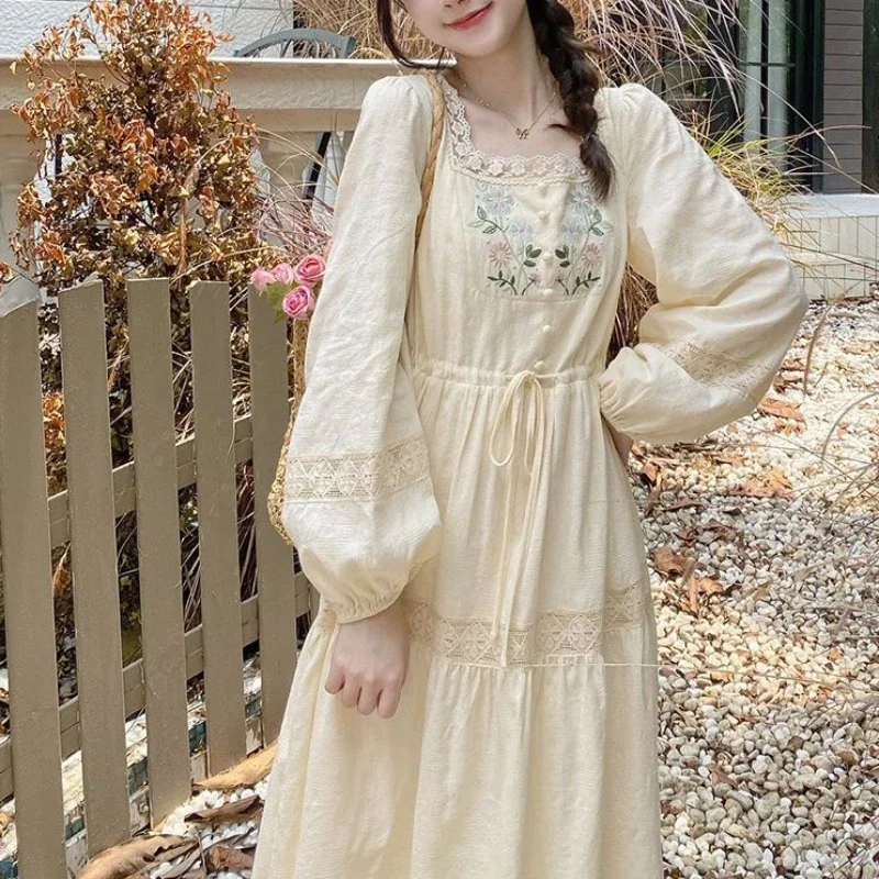 Vintage mori gril štýl s dlhým rukávom béžové šaty pre ženy štvorcový krk kvetina výšivka vysoký pás s estetickými dlhými šatami