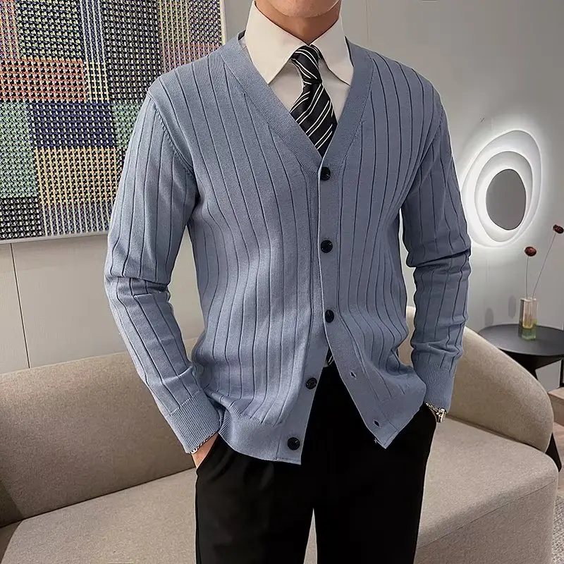 Vintage zimné muži Solidargan sveter móda Kórejské japonské gombíky Up Slim Fit Elegantné mužské pruhované pletené pletené odevy Streetwear
