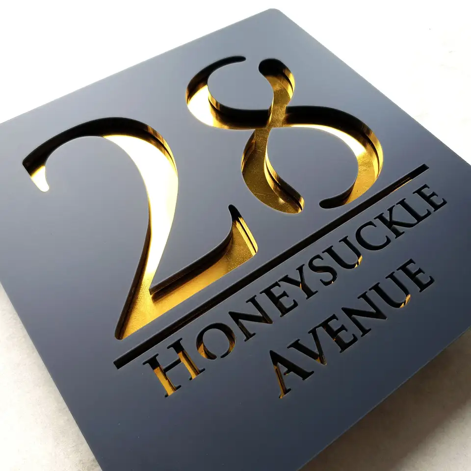 Vlastné akrylové čierne a bronzové číslo Číslo laserového strihu Mattné zrkadlo plávajúce dom Plaque 180 mm x 180 mm | 300 mm x 300 mm