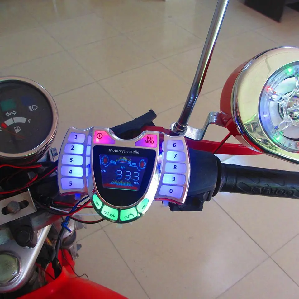 Vodotesný motocykel Bluetooth kompatibilný zvukový systém Praktický praktický užívateľsky prívetivý dizajn stereofónne reproduktory Radio USB