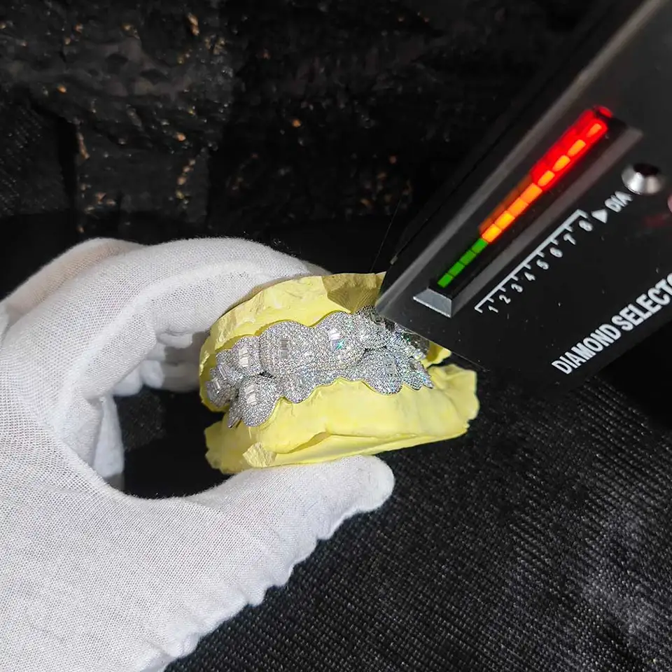 VVS neviditeľné nastavenie diamantových zubov horná a spodná princezná Cut S925 Strieborná ľadová ľadba z Moissanit Grillz jemné šperky