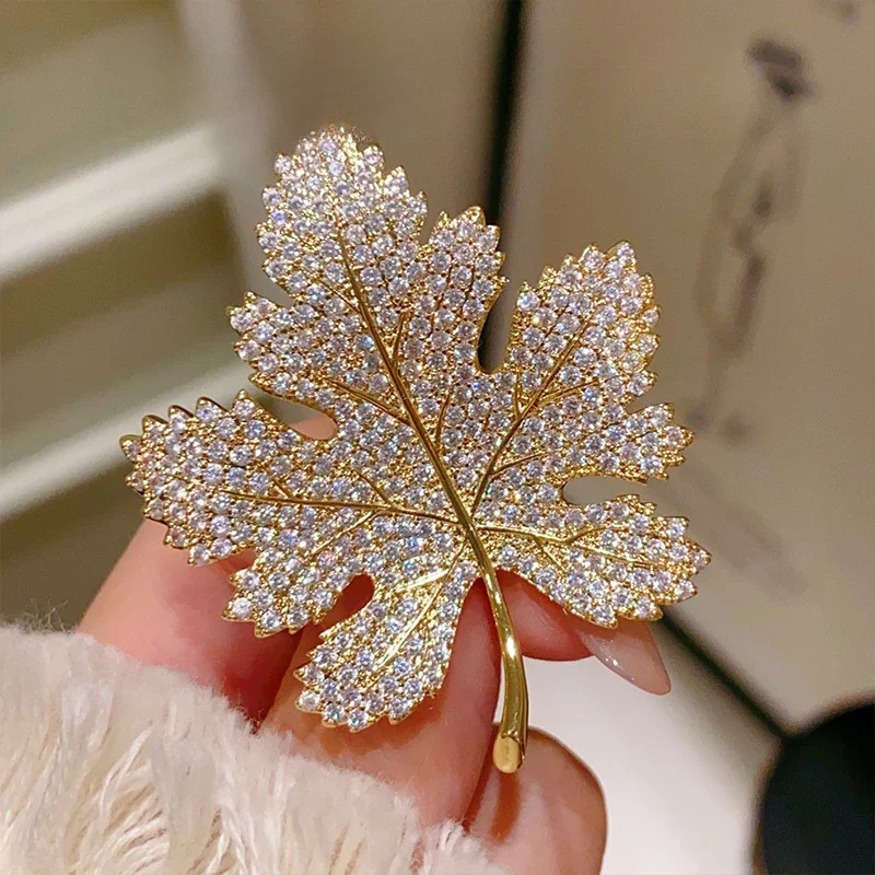 Vynikajúci kamienok Maple Leaf Metal Brošory pre ženy Men krištáľové vykladané zirkónové kolíky