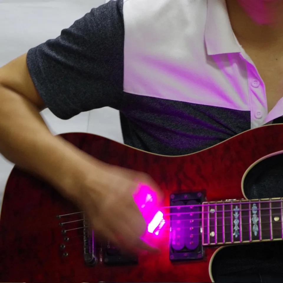 Vysoko citlivé svetelné gitary dotyk na gitaru Colored Light Guitar LED Pick Automatické osvetlenie žiariaca gitara Žiarivá plectrum