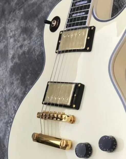 Vysoko kvalitná elektrická gitara, biele teleso masívneho dreva, ebenový hmatník, viazanie pražcov, zlatý hardvér, rýchla preprava