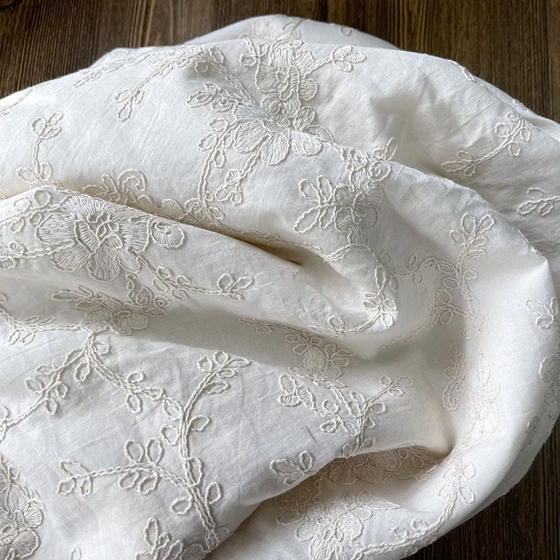 Vysoko kvalitná vysoko hustota ľanová bavlnená tkanina Trojrozmerná výšivka Tissu Dress košeľa horná ručne vyrábaná dámska opotrebenie materiálu