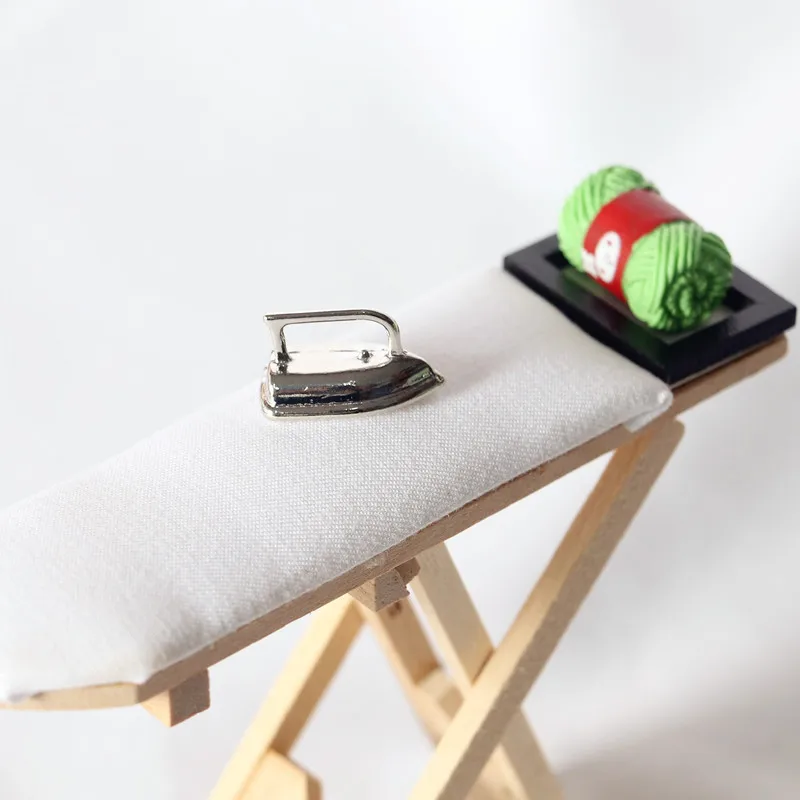 Vysoko kvalitné mini železné železné doska Doll House Furniture Mini remeselné drevo žehliace scéna scéna miniatúrna hračka pre bábiky