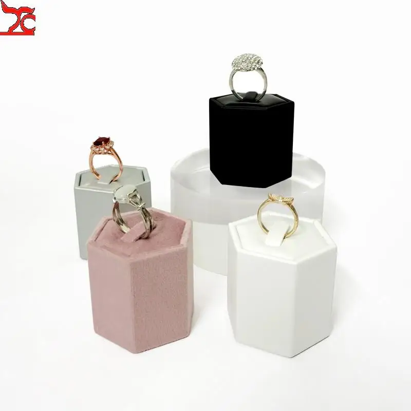 Vysokorýchlostný kefovaný kožený prsteň do zobrazenia Ring Ring Hexagonal Houyscomb Ring Držiteľ Velvet Ring Ring Display Cable Display Rack