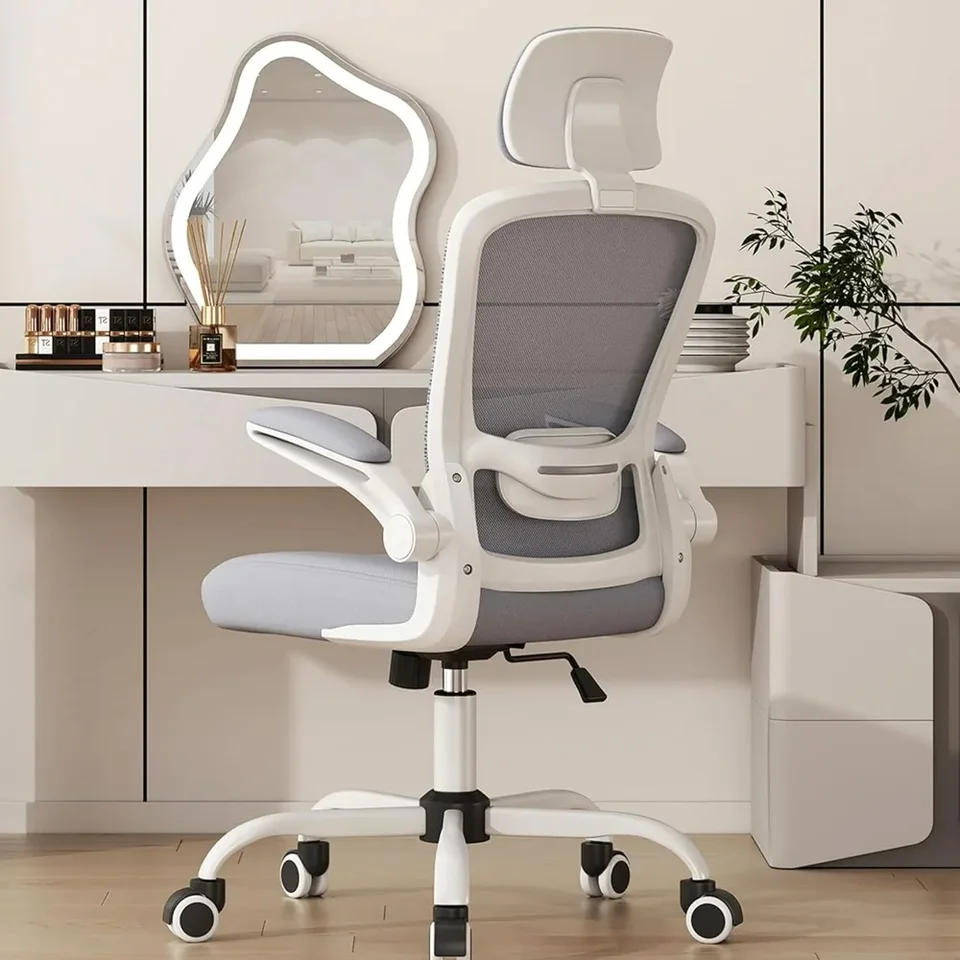 Vysoké ergonomické stoličky s nastaviteľnou bedrovou oporou a opierkou hlavy, otočným kreslom úlohy s lakťkami na lakťové opierky