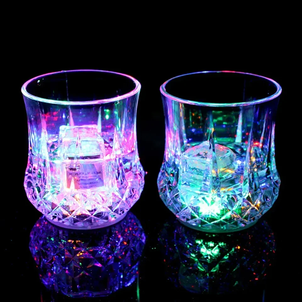 Víno Automatický svetelný šálka vodného nápoja P ananásové sklo Červené víno pivo Whisky sklo sklo LED blikajúce sklo Doručovanie večierkov
