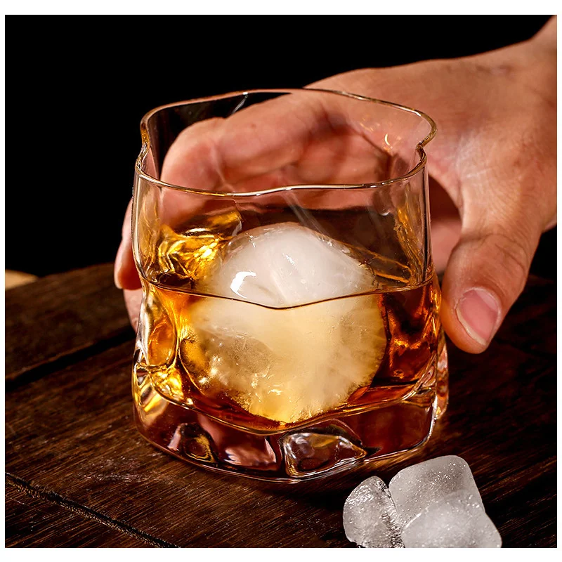 Whisky na chvoste krátky európsky japonský bar Kreatívna osobnosť whisky pivné sklo