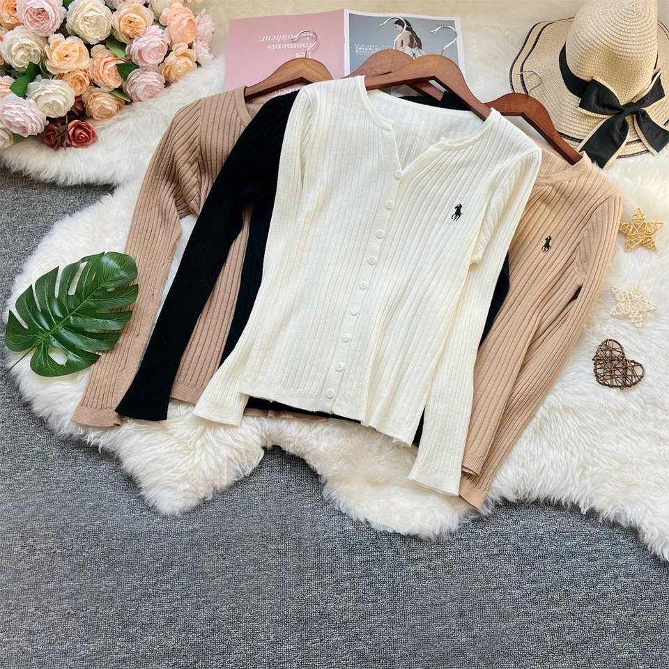 Yuoomuoo Chic Elegantné pletené topy Ženy Značka módne výšivky s jednostranným svetrom Streetwear Lady Outfit Tirls