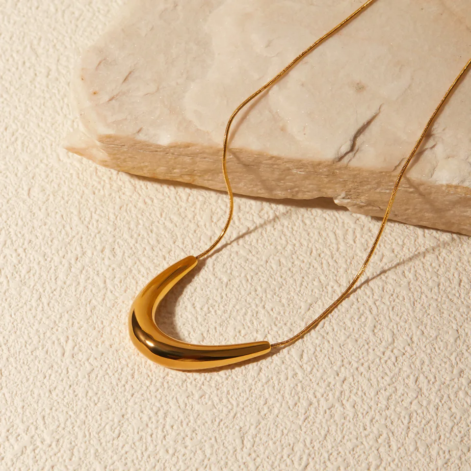 Z nehrdzavejúcej ocele PVD 18K zlatohnedý nepremokavý jednoducho u prívesok náhrdelník pre ženy