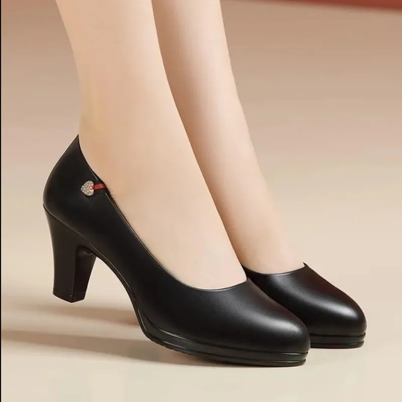 Zapatos Zama Ženy roztomilé čierne pu kožené vysoko kvalitné štvorcové topánky Päty Lady béžová kancelárska jar a jeseň roztomilé topánky E9643