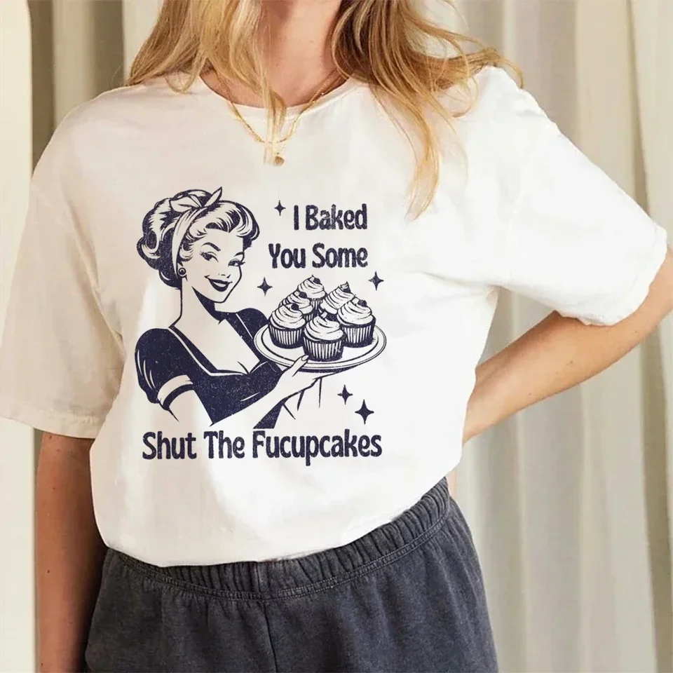 Zatvorte fucupcakes svg png, Trendy Vintage Retro Housewife Funny sarkastický humor sublimačný dizajn tričko tričko PNG PNG