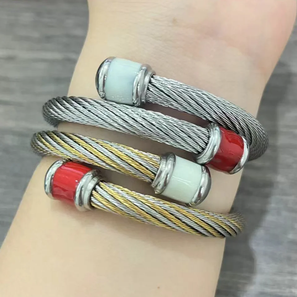 Združenie priateľstva Organizovanie univerzity červená biela nehrdzavejúca oceľ Twist Wire Bangle