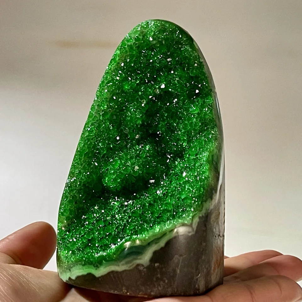 Zelený krištáľový klaster Geode Point Wand - mystický drahokam pre kancelársku dekoráciu a darovanie ， Crystal Stone
