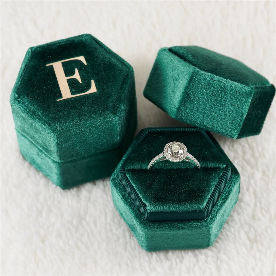 Zelený šesťuholníkový zamatový prsteň Vlastný držiak soboty s jedným/dvojitým slotom pre svadobnú párty Prispôsobený monogram Ring Box