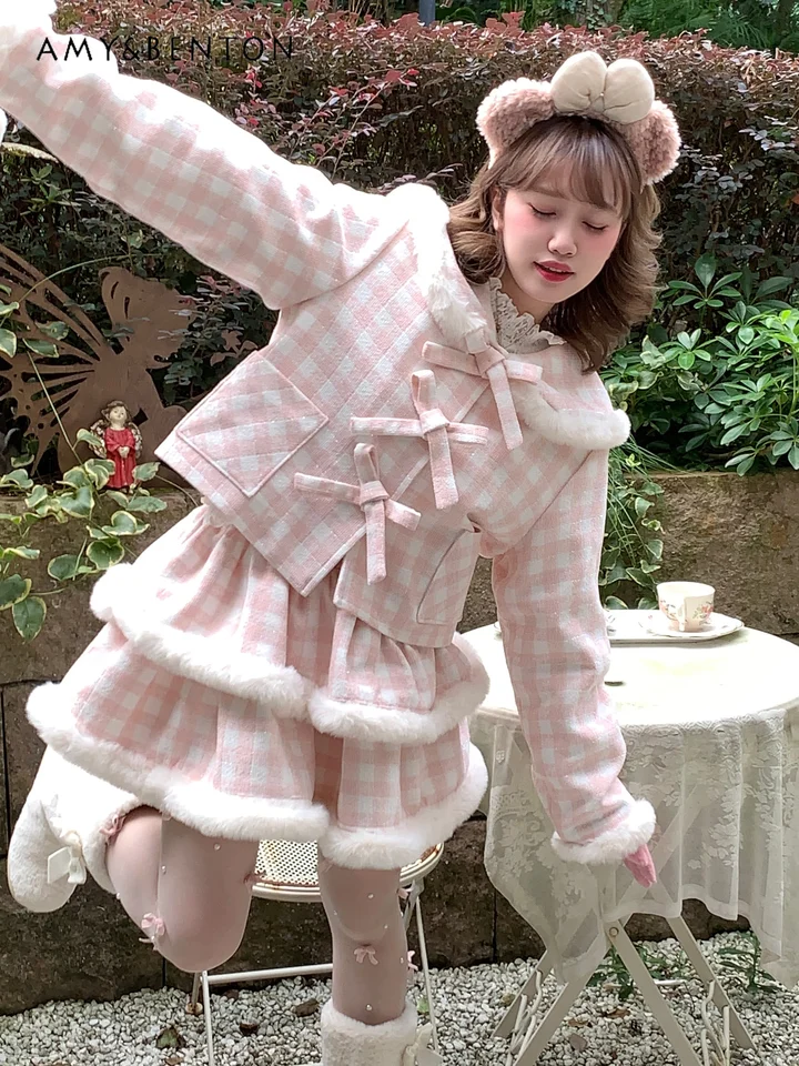 Zima nová sladká dievčenská bábika Golier plyšový luk šnurovaný ružovými kockovanými krátkymi kabátmi štíhla sukňa súpravy kawaii dvojdielne súpravy Ženy Outtifits