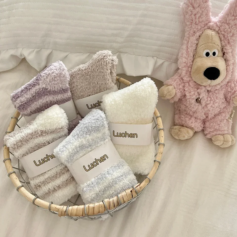 Zima teplá hrubá koralová zamatové ponožky Ženy mäkké nadýchané pruhované ponožky strednej trubice Snow Home INDORODRA FUZZY SOCK SOCK CALCKETINE