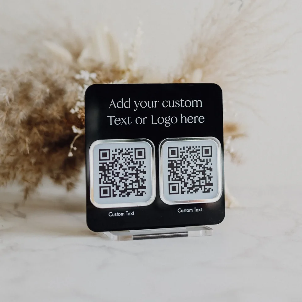 Znak QR kódu so základným skenovaním za platenie obchodnej značky sociálnych médií Vlastné značka QR Sign Spilio SKENO SKENO ZAPOJENÉ AKRYLICKÉ ZNAČKY