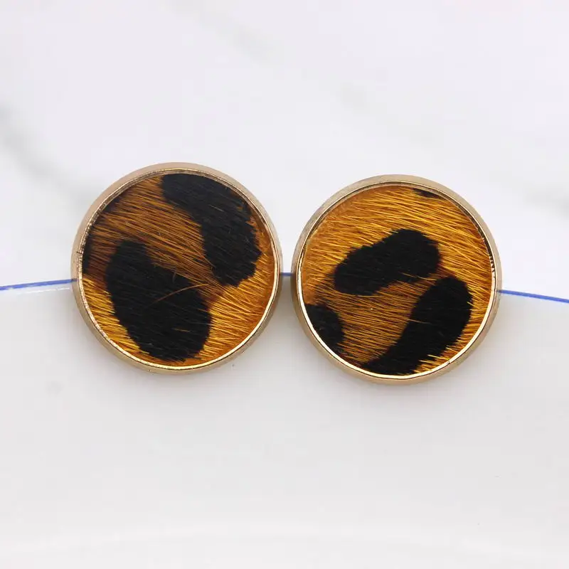 Zwpon malý okrúhly disk Leopard Studs Originálne kožené náušnice pre ženy módne zvieracie náušnice Ženy