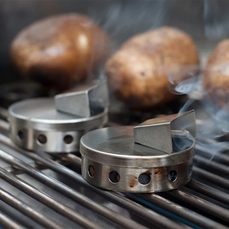 Zľasený dym Pucks opakovane použiteľné puky Fajčiarske boxy vyplňte drevenými lupienkami a dymom čiernym grilom BBQ príslušenstvo kuchynské náradie 2ks