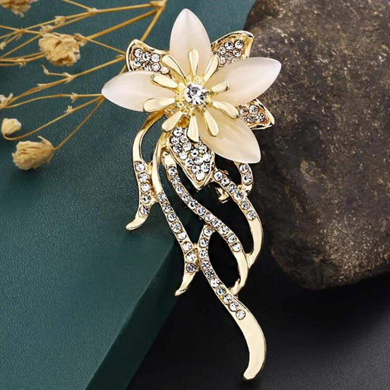 Čas prebiehajúcej rastlinnej kvetiny Opal Flower Brošľ
