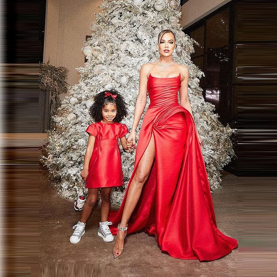 Červená saténová matka a dcéra šaty Pleats High Slit Family Look Celebrity Mommy and Me Birthday Pleats Party Dress