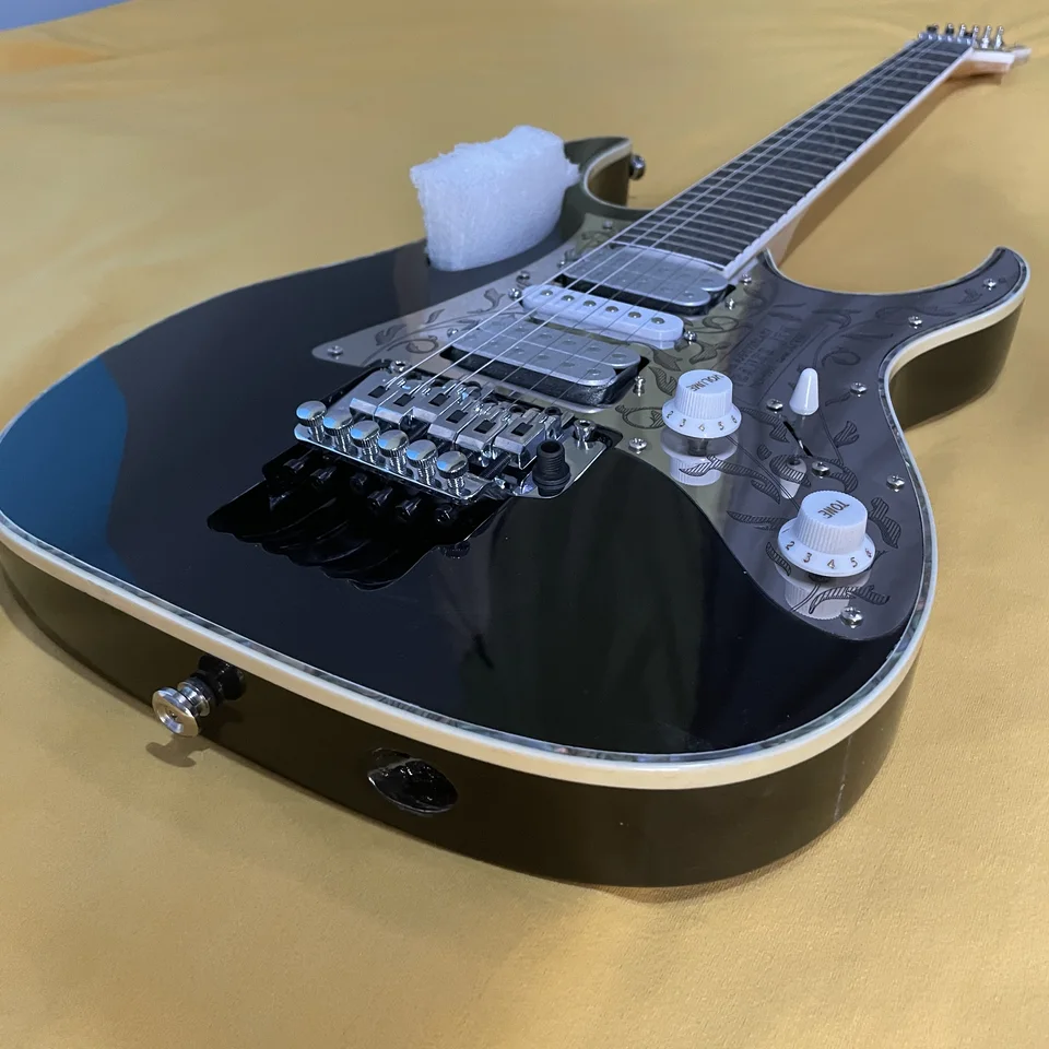Čierna 6-strunová elektrická gitara, preprava zdarma, hmatník z ružového dreva s okvetnými okvetnými okvetnými lístkami, kovová strážca Guitarra