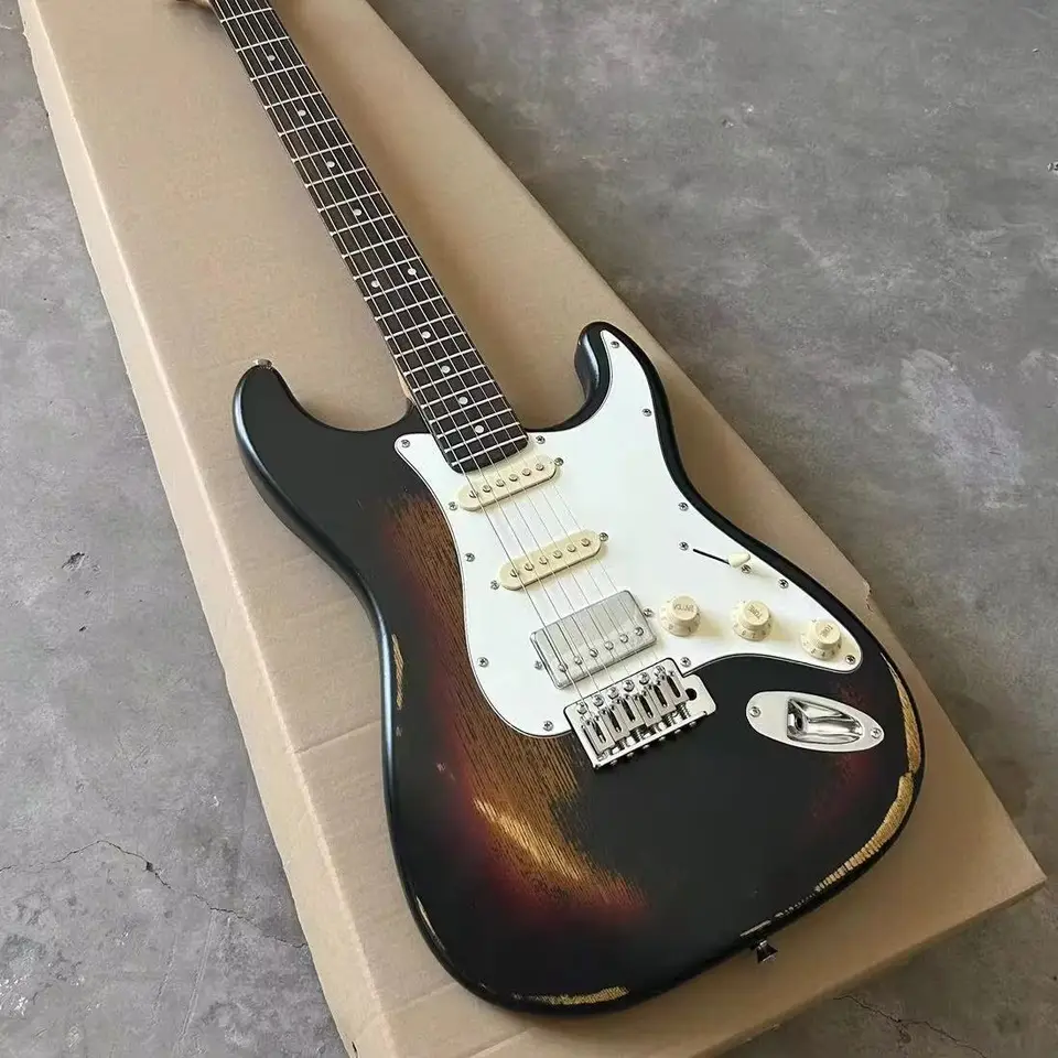 Čierna a hnedá šesť strunová elektrická gitara, telo basov, javorový krk, biely panel na podporu prispôsobeného prispôsobenia.