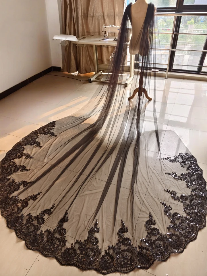 Čierne zlato svadobné závojy svadobné plášť Slidre LaCesequins Sparkly Starry Wedding Rameous Backless Závoj pre nevesty dlhé