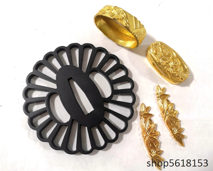Čierny kvet Iron Tsuba Zlato zliatina fuchi menuki japonský meč Katana Wakizashi Tanto
