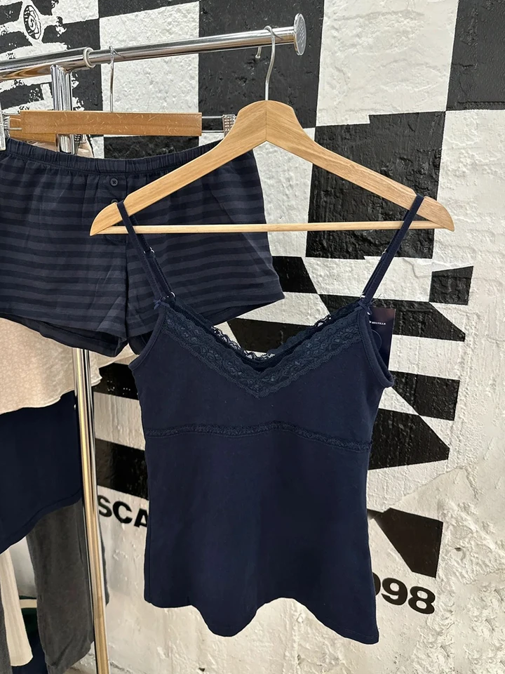 Čipka TRIM Navy Slim Tank Tops Woman Summer Bow V-krk bez rukávov Cotton Cropped vesta Príležitostné vinobranie na strechewear Top y2k nový