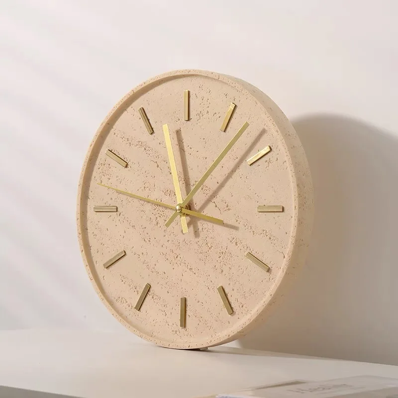 Ľahký luxusný béžový travertine moderný štýl nástenné hodiny dekoratívne hodiny so zlatým kovovým ukazovateľom