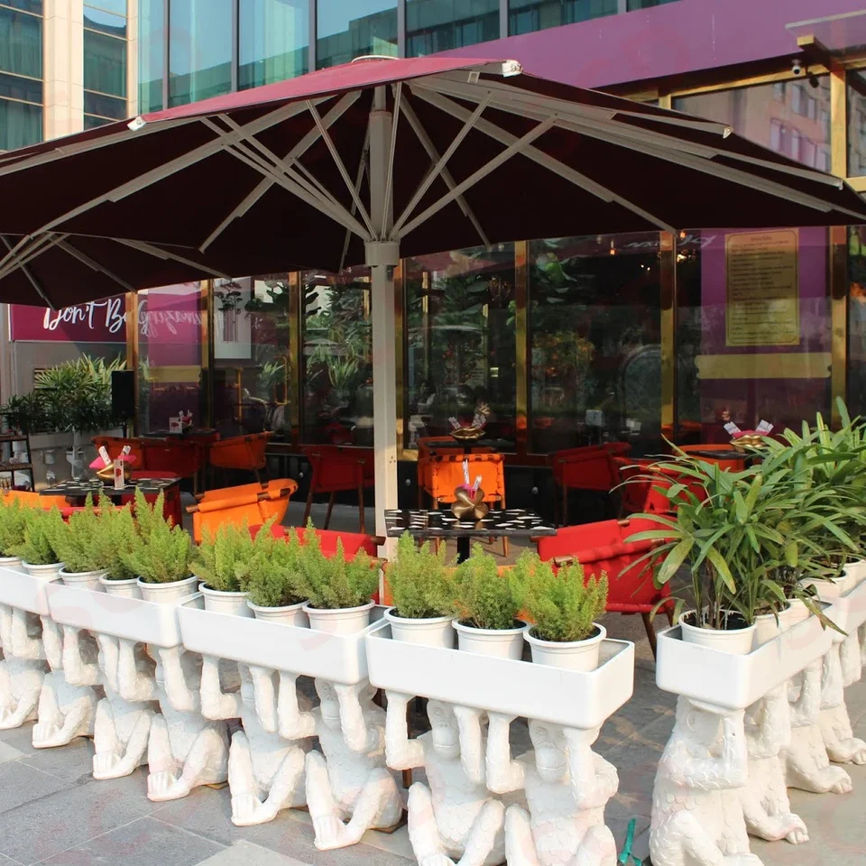 Ťažké povinnosti 5m/6m/7m Veľká vonkajšia veľkosť hotelovej reštaurácie LIGHT LED Parasol Umbrella viedla s parasolom Patio Umbrellas Dodávateľ
