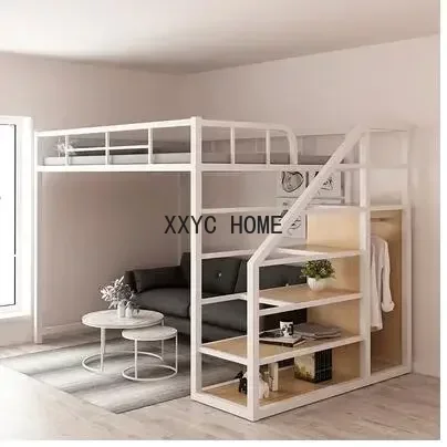 Železná práca vyvýšená posteľ pod prázdnou jednou hornou vrstvou dvojvrstvovej dvojvrstvovej malej rodinnej priestoru, ktorý ukladá podkrovie Bunk Apartment High a L