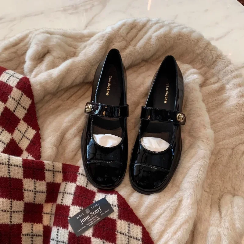 Ženy luxusné sexy vysoké podpätky topánky Ženy okrúhle prsty na prsty Chunky topánky leto nové dizajnérske plytké topánky Značky pumpy zapatos mjer